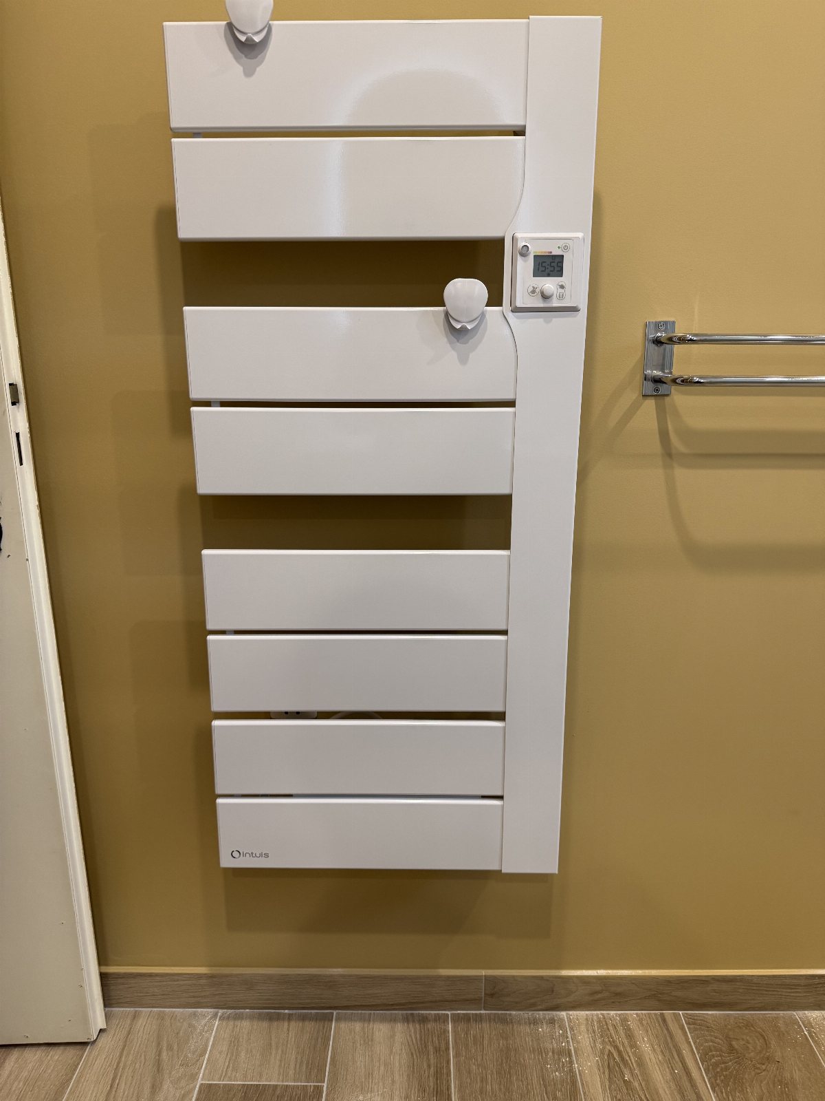 Pose d'un sèche serviette de marque INTUIS série BALICA blanc avec soufflerie 1500W M109215 à Houdemont
