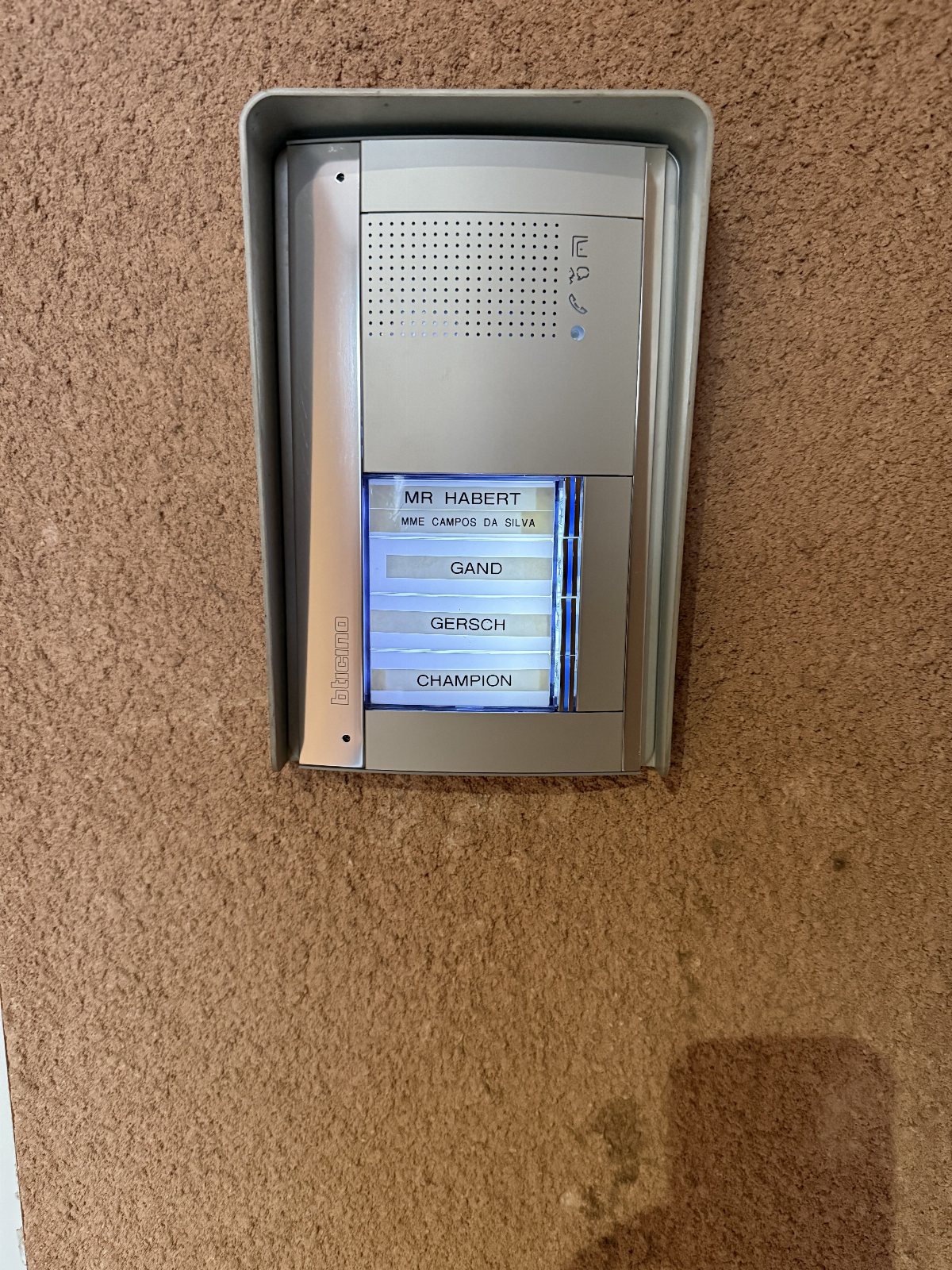 Remplacement platine interphone audio de marque LEGRAND BTICINO NEW SFERA à Neuves-Maisons