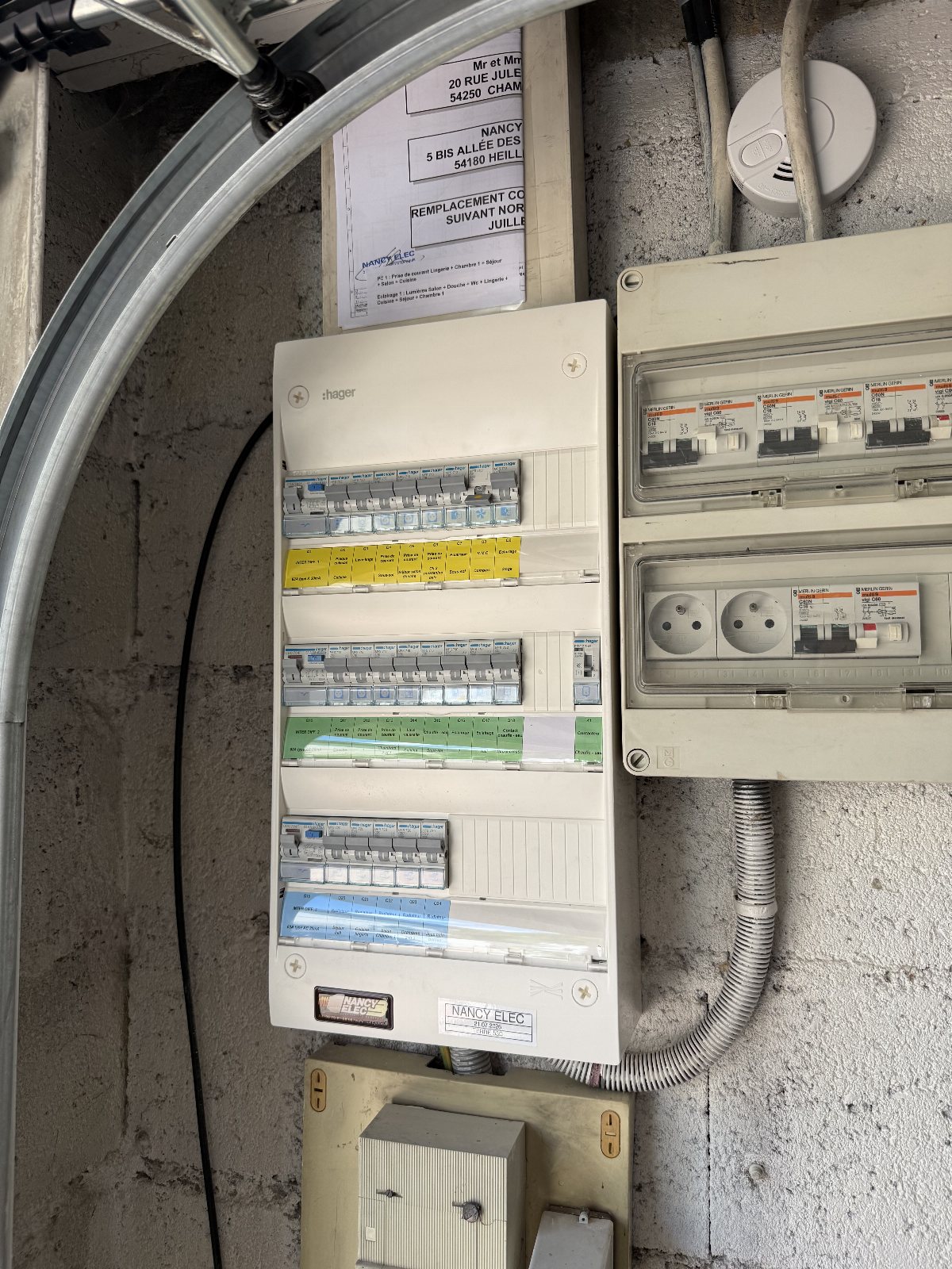 Remplacement d'un coffret électrique norme NFC15-500 de marque HAGER 3 rangées GD313A, photo après